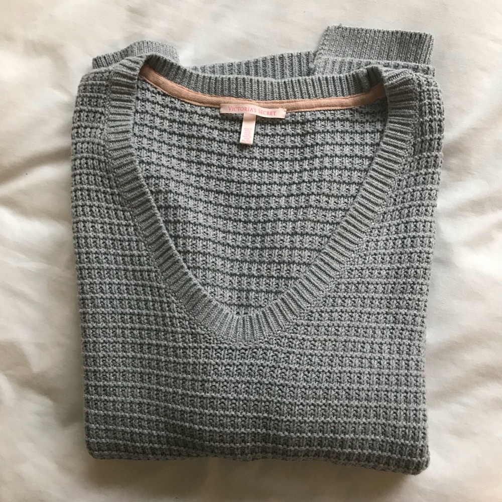 VICTORIA’s SECRET GRAY KNIT SWEATER VNECK XL